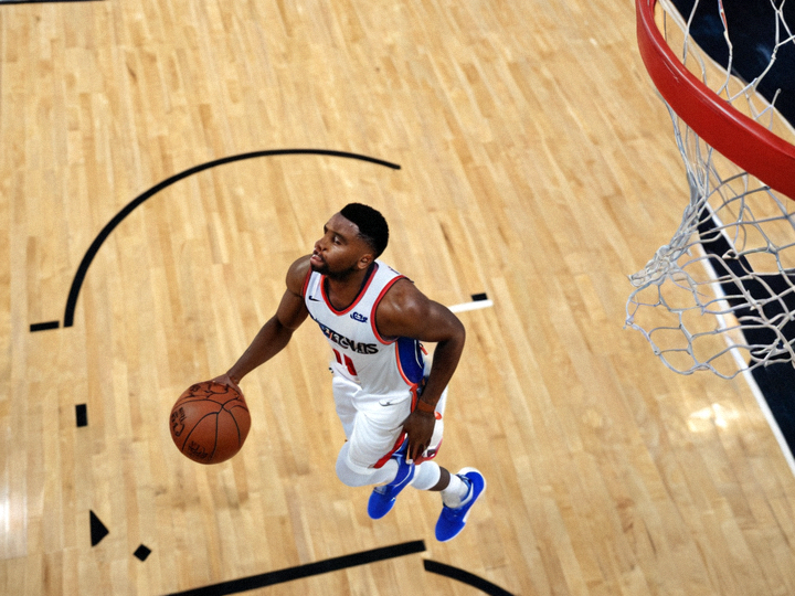 NBA 篮球比赛场馆内球员上篮的瞬间